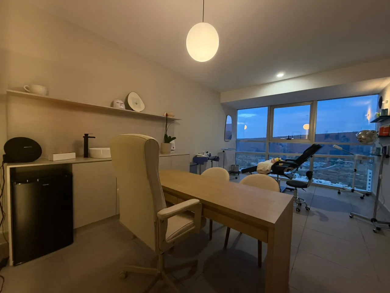 Consultorio y área de procedimiento de Capellé con ventanal, en Torre Momentum, Querétaro