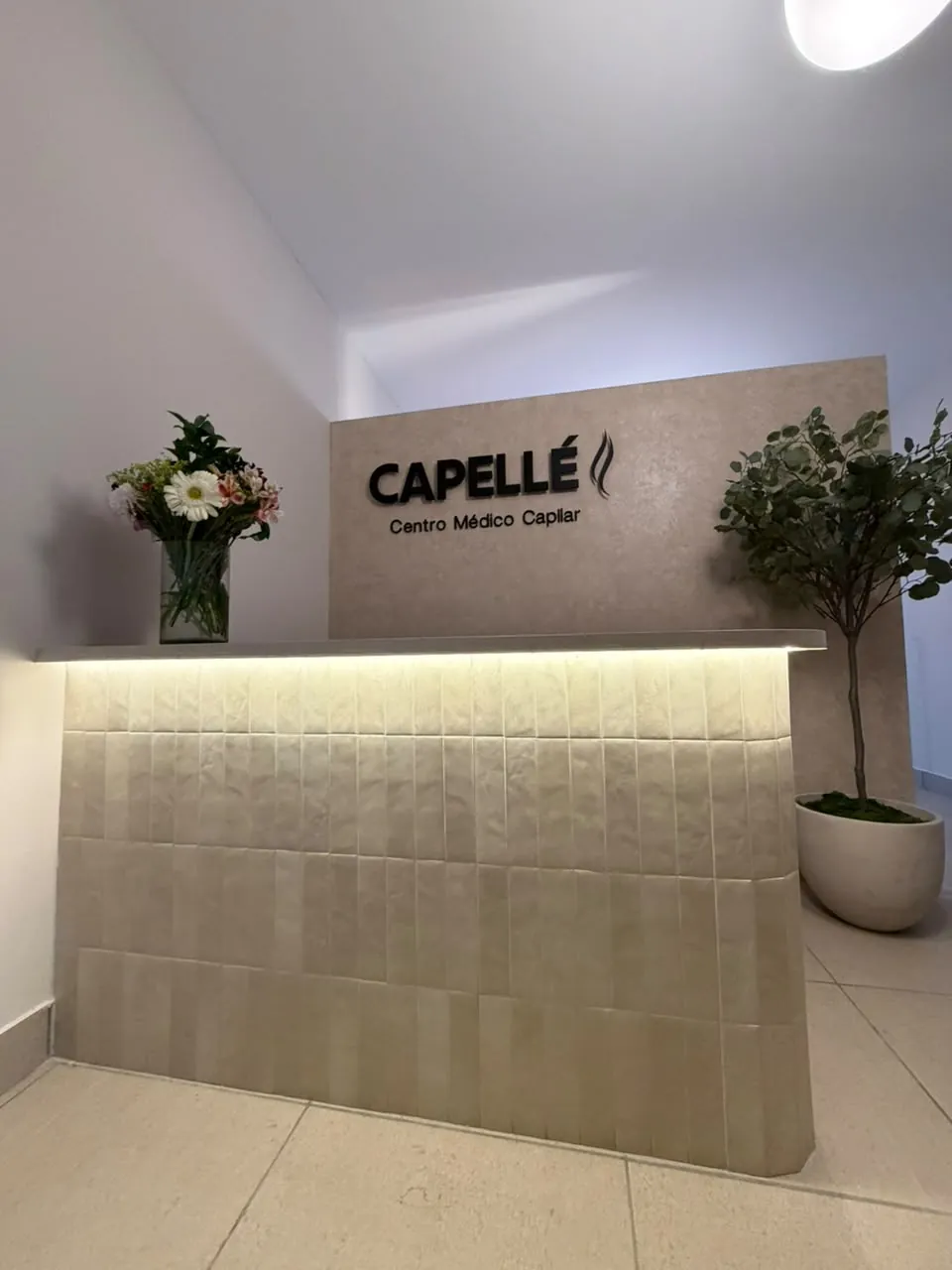 Recepción de Capellé Centro Médico Capilar con el logotipo en relieve, en Querétaro