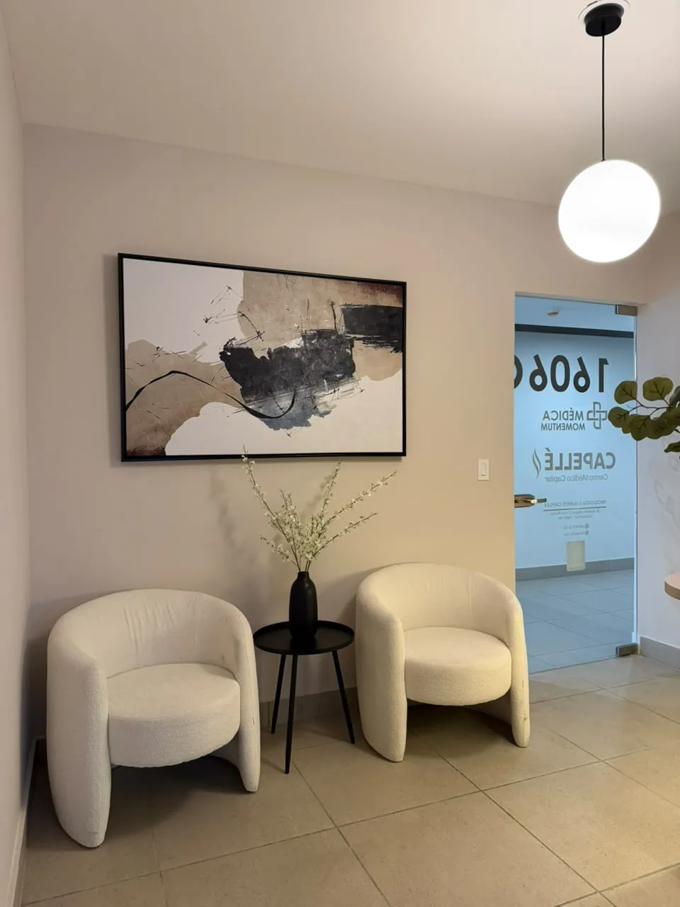 Puerta de cristal del consultorio 1606 y sala de espera de Capellé en Torre Momentum, Querétaro